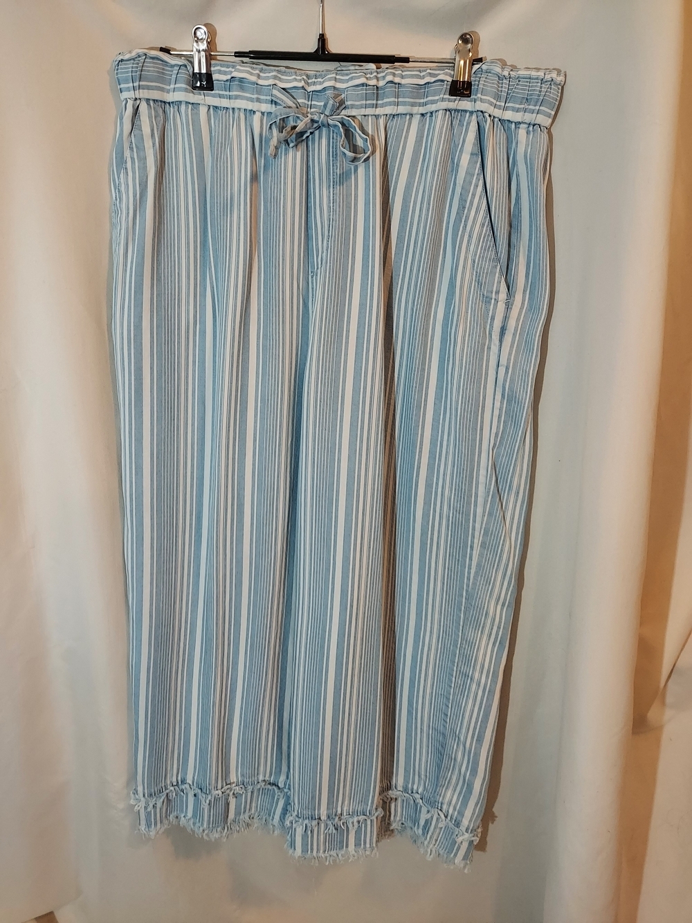 Shabby Chic Striped Cropped Flowy Pants By Sharagano L